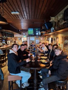 JO17-1 bereidt zich bij De Welness en De Wiekslag voor op competitie 1
